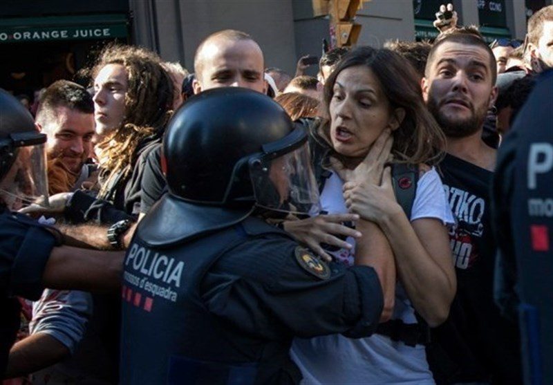 درگیری پلیس با جدایی طلبان کاتالونیا در بارسلونا