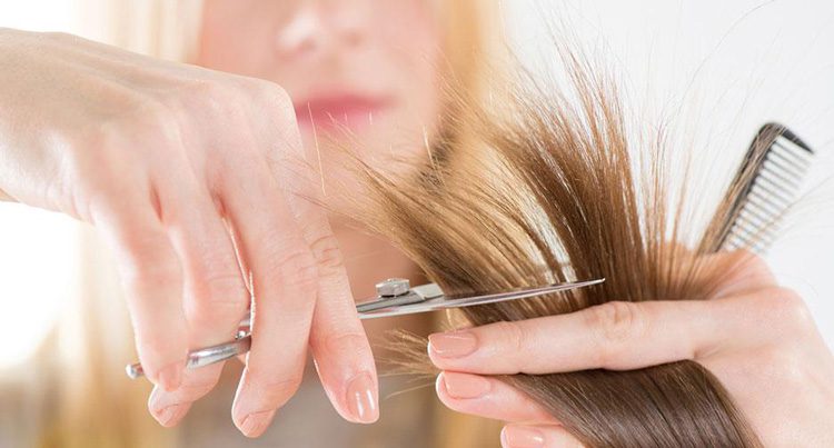 اگر حتی مایل به تغییر مدل موی خود نیستید می‌توانید با کوتاه کردن موهای آسیب‌دیده و موخوره‌شده به‌سلامتی موهای خود کمک شایانی کنید.