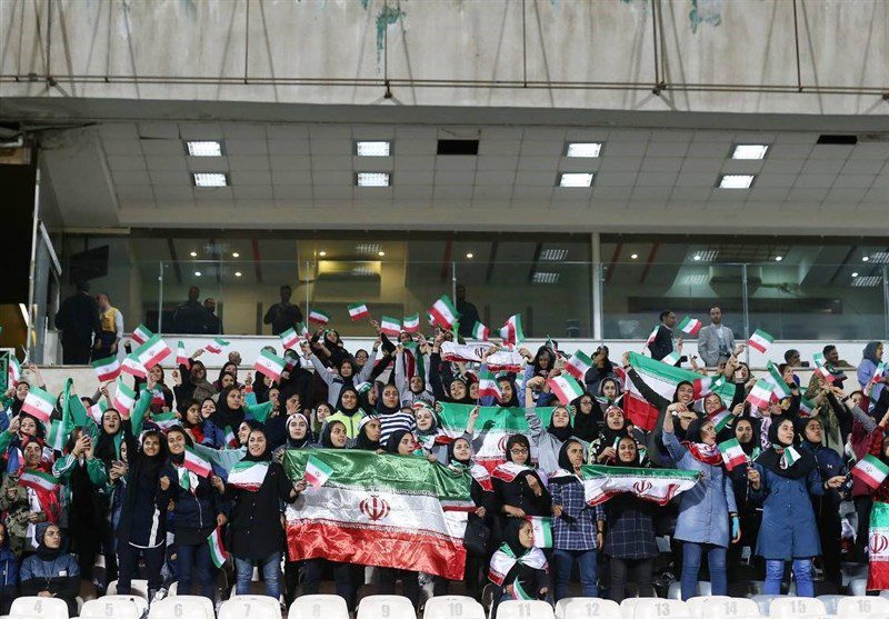 حاشیه دیدار ایران - بولیوی| کار زیبای بانوان در ورزشگاه آزادی و خوش‌و‌بش هاشمیان و شفر