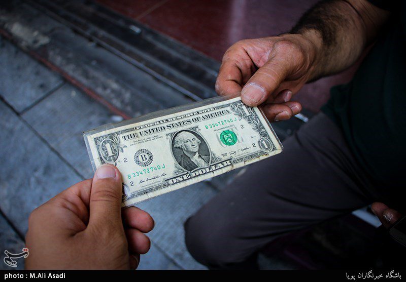 صف فروش ارز در خیابان فردوسی/ دلار وارد کانال ۱۵ هزار تومان شد
