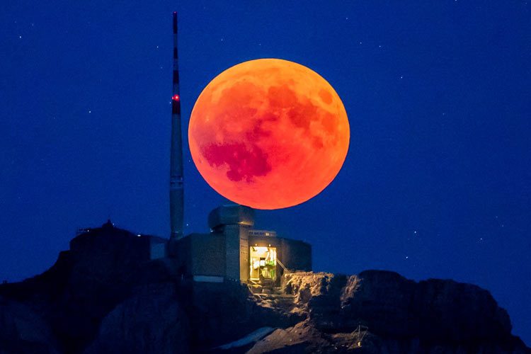 دیدنی‌ترین تصاویرِ ابر ماه خونین و ماه گرفتگی اخیر از گوشه و کنار جهان