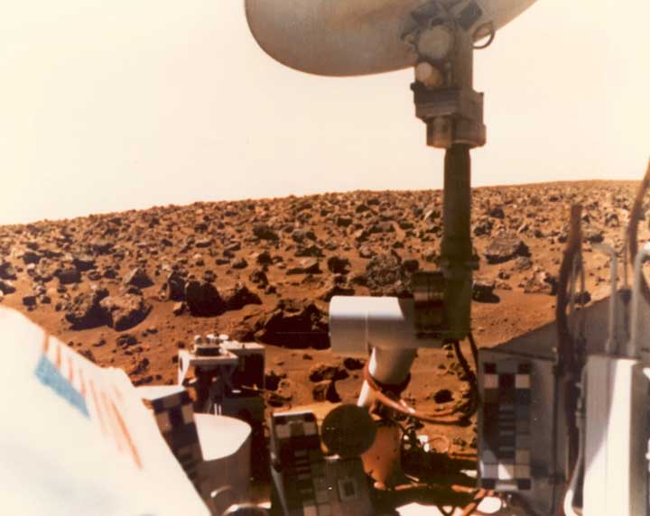 تصویر رنگی از افق مریخ که در تاریخ ۲۴ ژوئیه ۱۹۷۶ ثبت شده است