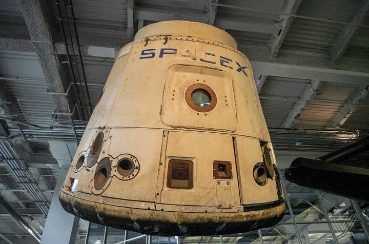 اولین کپسول فضایی اسپیس ایکس که به ایستگاه فضایی بین‌المللی رفت، در ساختمان اصلی شرکت به ‌نمایش گذاشته شده