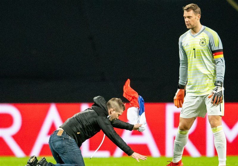 فوتبال جهان|جیمی جامپی که با پرچم روسیه به پای مانوئل نویر افتاد