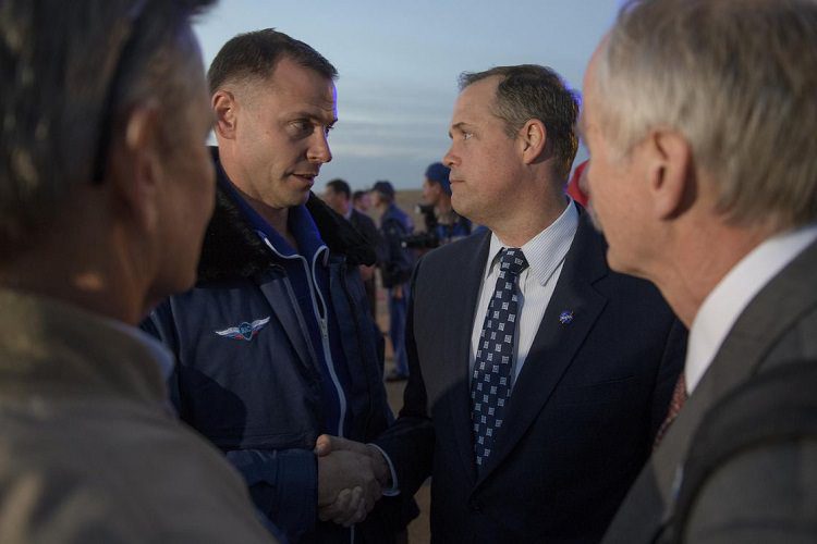 Nick Hague shaking hands with Jim Bridenstine