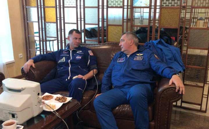الکسی اوچین و نیک هیوج پس از سانحه اخیر فضاپیمای سایوز