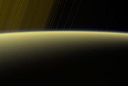 تصویر false color از کاسینی به سمت حلقه‌ها فراتر از افق طلوع آفتاب