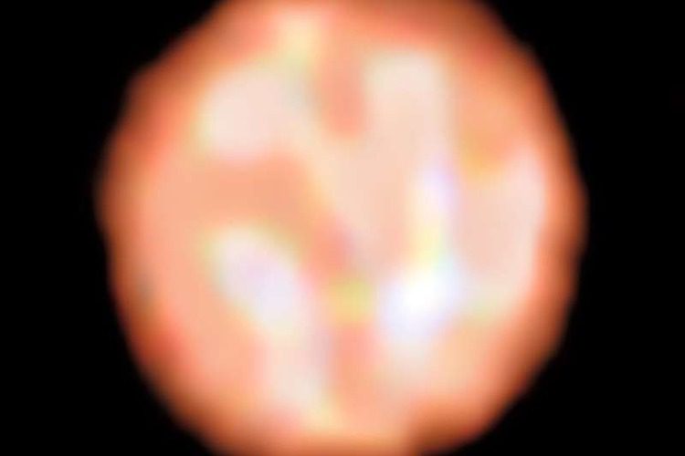 حباب های بزرگ روی سطح ستاره قرمز بزرگ