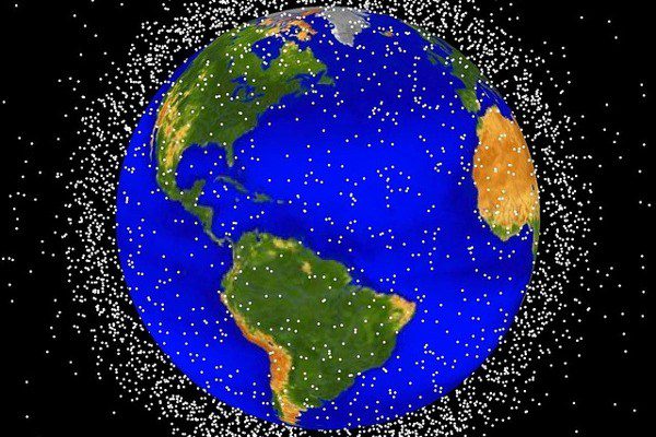 تصویری از پراکندگی زباله‌های فضایی حول زمین