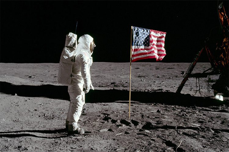 پرچم‌ های آمریکا روی ماه در حال از هم پاشیدن هستند