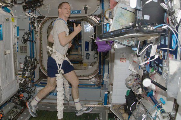 فعالیت ورزشی در فضا