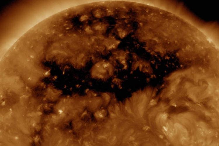 چرا چاله‌ غول‌پیکر در سطح خورشید ایجاد می‌شود؟