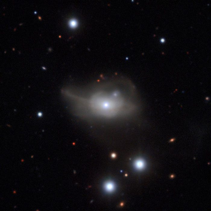 کهکشان با کاهش نور و دو سیاه چاله