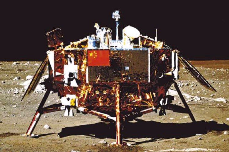 کشور چین برای اولین بار فضاپیمایی به نیمه تاریک ماه ارسال می‌کند