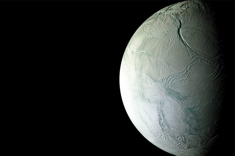 کشف بزرگ ناسا: در زیر سطح قمر انسلادوس، احتمالاً حیات وجود دارد
