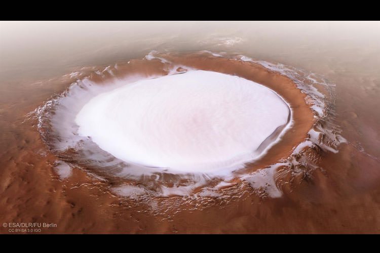 تصویر حیرت‌انگیز از حفره یخی در سطح مریخ