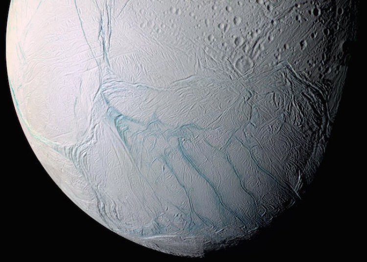 تصاویر واضح فضاپیمای کاسینی از قمر آبی سیاره‌ی زحل