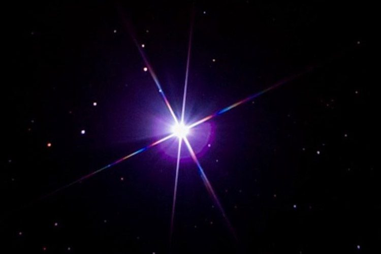 چرا ستاره‌ها را به شکل اجسام پنج پر می‌کشیم
