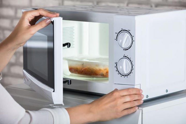 گرم کردن غذا با مایکروفر، مواد غذایی را رادیواکتیویته می‌کند؟