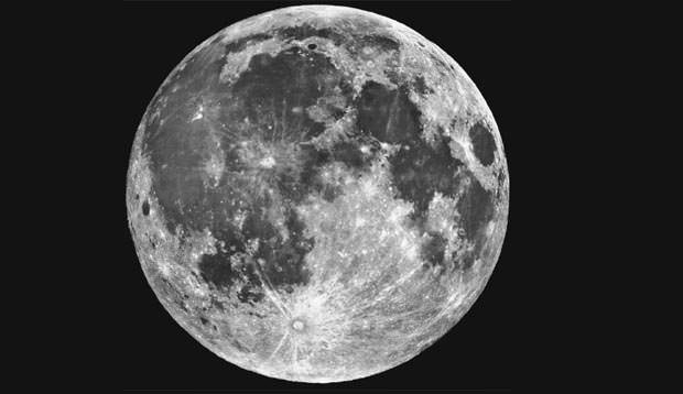 ماه دیشب به صورتی در مدار فضایی زمین قرار گرفته بود که کمترین فاصله را با زمین داشت. این گوی نورانی زیبا دیشب 14 درصد بزرگتر از همیشه به نظر می رسید.