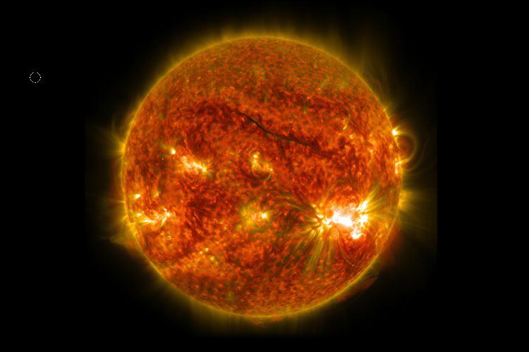 شراره‌های بزرگترین لکه‌ی خورشیدی ۲۰ سال اخیر به سمت زمین نشانه رفته‌اند