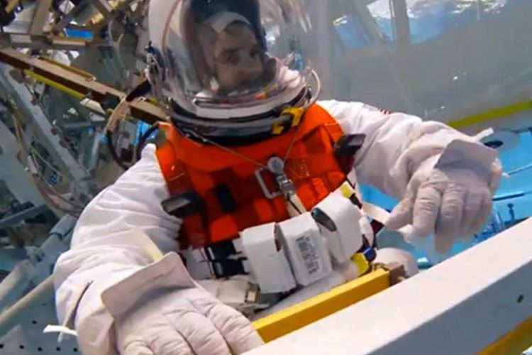 آزمایش لباس جدید سبک‌وزن ناسا در زیر آب