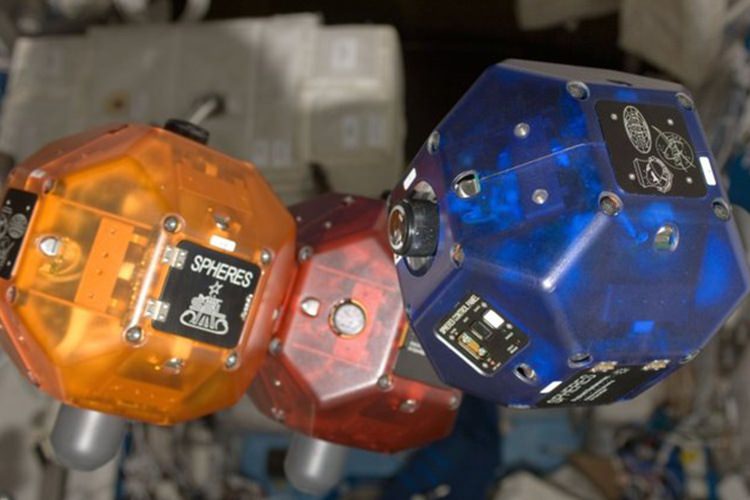 ناسا تلفن پروژه تانگو گوگل را به فضا می‌فرستد تا از آن برای بهبود روبات‌های پرنده بهره ببرد
