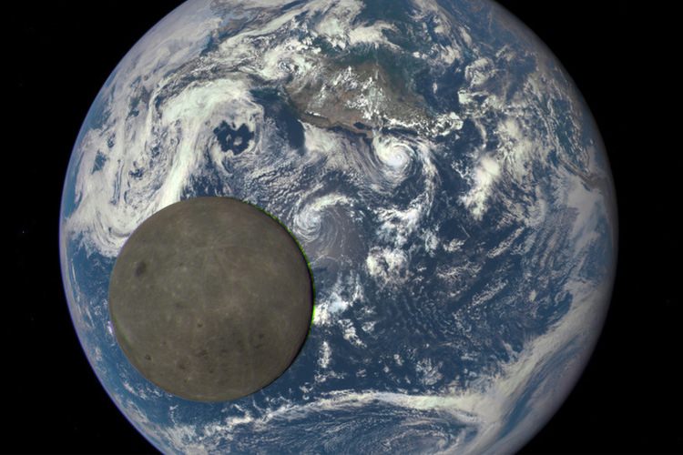 ثبت تصاویر گذر ماه از روی کره‌ی زمین از فاصله‌ی ۱.۶ میلیون کیلومتری