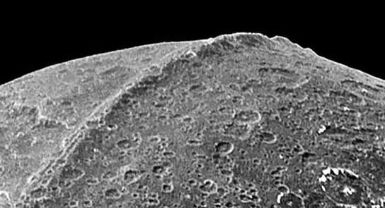 iapetus-saturn-the-wall