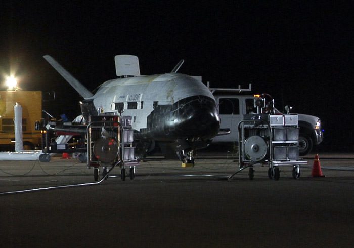 x-37b-space-plane-landing-photos-7-101203-02