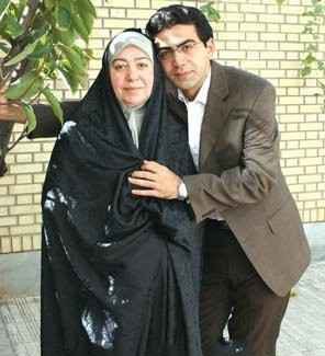فرزاد حسنی در کنار مادرش