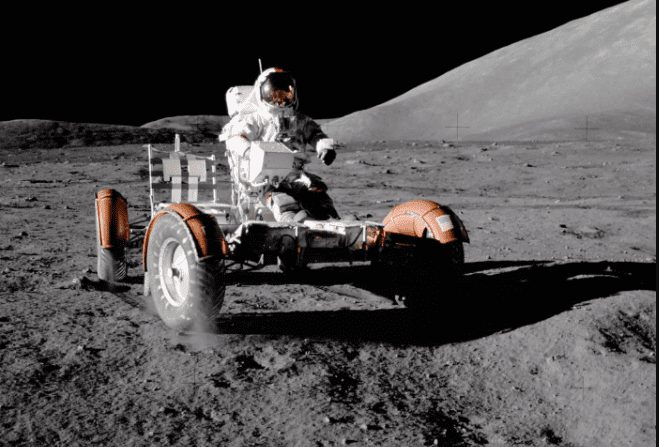 یوجین سرنان، فضانورد آپولو ۱۷ سوار برخودرو ماه‌پیمای خود در دره‌ی پر از ناهمواری توریس لیترو در ماه
